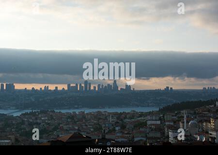 Istanbul-Stadt unter Wolken im Laufe des Abends Stockfoto