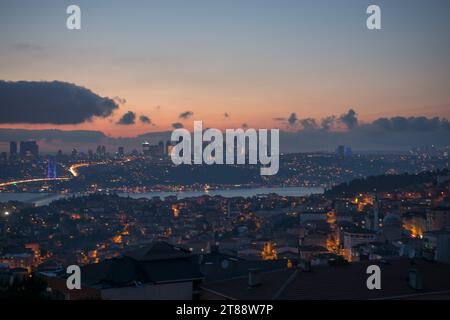 Istanbul-Stadt unter Wolken im Laufe des Abends Stockfoto