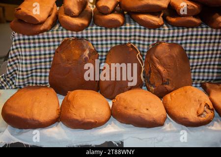 Sehr erfahrene, luftgetrocknete geheilt Rindfleisch in der osmanischen Küche Stockfoto