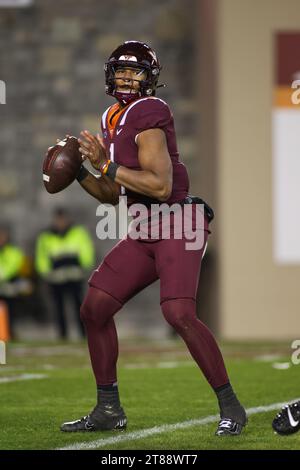 Blacksburg, VA, USA. November 2023. Virginia Tech Hokies Quarterback Kyron Drones (1) sucht während des NCAA-Fußballspiels zwischen dem NC State Wolfpack und den Virginia Hokies im Lane Stadium in Blacksburg, VA, nach einem offenen Teamkollegen. Jonathan Huff/CSM/Alamy Live News Stockfoto