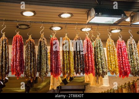 Traditionelle würstchenförmige Bonbons mit Walnuss darin Stockfoto