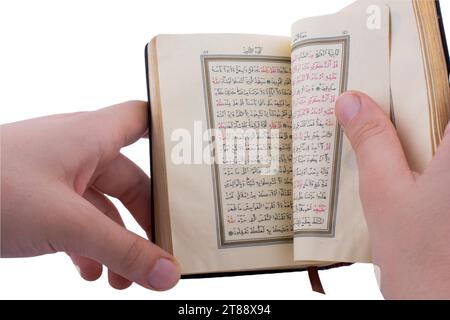 Die Hand hält den Heiligen Koran, die Führung des Lebenskonzepts Stockfoto
