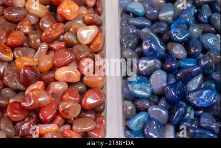 Set aus natürlichen verschiedenen mineralischen Edelsteinen in verschiedenen Farben Stockfoto