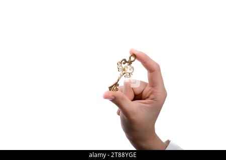 Hand mit einem Metallschlüssel im Retro-Stil auf weißem Hintergrund Stockfoto