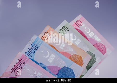 Turksh Lira-Banknoten von verschiedenen Farben, Muster und Wert auf weißem Hintergrund Stockfoto