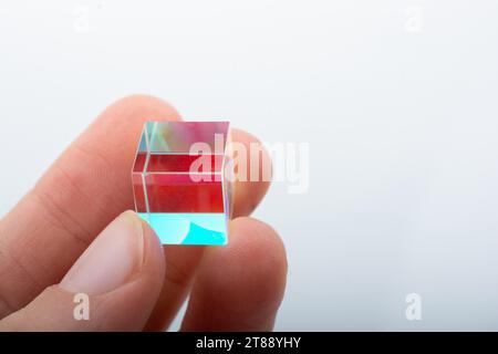 Helle leuchtende Prismenwürfel brechen Licht in verschiedenen Farben. Physikalische Optikstrahlenbrechungen Stockfoto