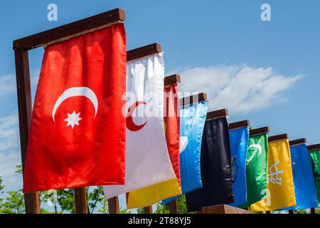 Flaggen der 16 großen Türkischen Imperien in der Geschichte Stockfoto