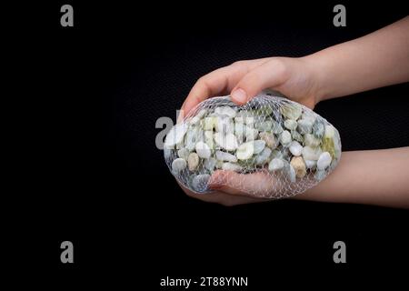 Eine Handvoll sauberer Kiesel, Kies in den Händen Stockfoto