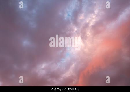 Ein wunderschöner Sonnenuntergangshimmel mit rosa und lila Wolken in sanften Farben Stockfoto