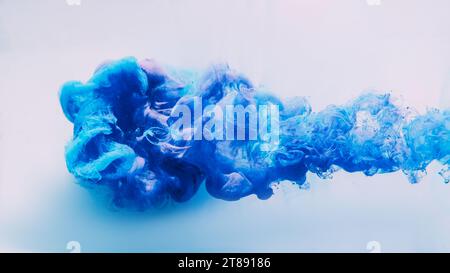 Tinte Wasser Hintergrund Wolke blau Rauch Puff weiß Stockfoto