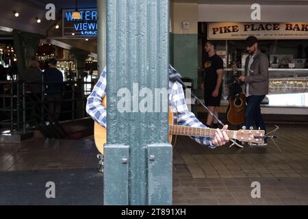 Seattle, USA. Oktober 2023. Pike Place Market Musiker spät am Tag. Stockfoto