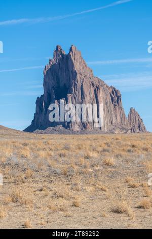 Shiprock in den vier Ecken von New Mexico an einem sonnigen Tag mit klarem blauem Himmel. Der hoch aufragende Felsen erhebt sich mehr als tausend Meter über der Wüste Stockfoto