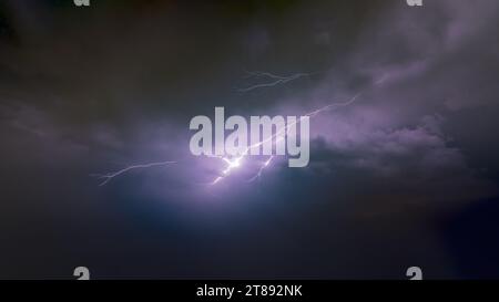 Blitz in einem stürmischen Himmel. Stockfoto