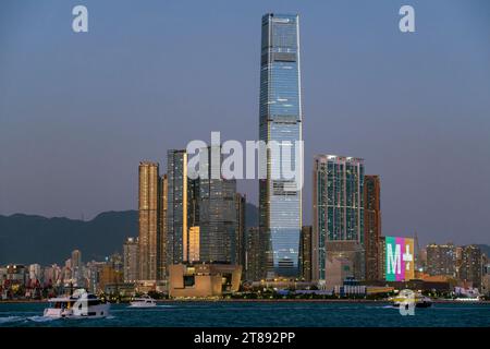 Das ICC International Commerce Center und das brandneue M+ Museum für visuelle Kultur in Hongkong, Victoria Harbour, Hongkong, China. Stockfoto