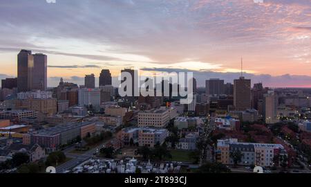 Blick aus der Vogelperspektive auf die Innenstadt von New Orleans, Louisiana bei Sonnenuntergang im November Stockfoto