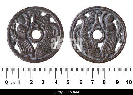 Die alte chinesische Münze der Qing-Dynastie mit dem Bild eines Mannes und eines Fisches (Karpfen). Isoliert auf weiß Stockfoto