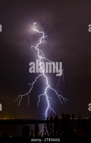 Blitz am Nachthimmel Stockfoto