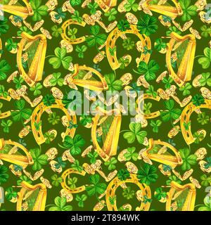 Nahtloses Aquarellmuster mit Schamrock, Münzen, Hufeisen und Harfen. Illustrationen mit Metall und natürlicher Textur im Vintage-Stil isoliert auf gre Stockfoto