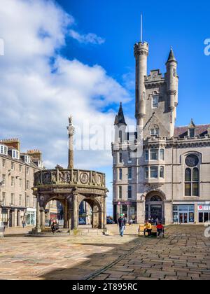 13. September 2022: Aberdeen (Schottland) – das Market Cross oder Mercat Cross in der Castle Street. Dahinter befinden sich einige der Granitgebäude, für die... Stockfoto