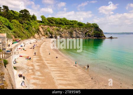 25. Mai 2023: Porthpean, Cornwall, Großbritannien - Porthpean, berühmt für seine sportliche Atmosphäre, ein kleiner, aber beliebter Strand. Interessantes Muster im Sand. Stockfoto