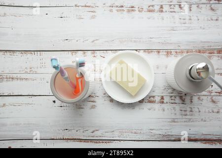 Seifenspender und Zahnbürstenbecher im Bad Stockfoto