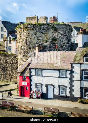 29. September 2023: Conwy, Nordwales – Reihenhäuser, die entlang des Flussufers an den Stadtmauern von Conwy aus dem 13. Jahrhundert gebaut wurden Stockfoto