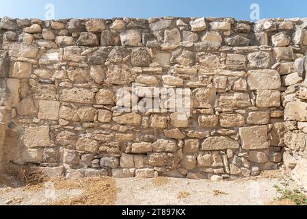 Mauer der mittelalterlichen Burg von Kolossi mit Boden und einem Stück blauem Himmel (Zypern). Stockfoto