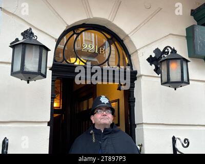 London, Großbritannien. November 2023. Vor dem Sherlock Holmes Museum steht ein Angestellter, der als Polizist verkleidet ist. (Zu dpa: 'Most Famous Briton Who never live: Sherlock Holmes 'Dead' for 130 Years') Credit: Benedikt von Imhoff/dpa/Alamy Live News Stockfoto