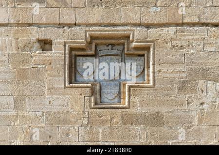 Ritterwappen an der Ostmauer der mittelalterlichen Burg Kolossi (Zypern) Stockfoto