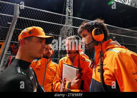 Las Vegas, USA. November 2023. Lando Norris (GBR) McLaren am Startplatz. Formel-1-Weltmeisterschaft, Rd 22, Las Vegas Grand Prix, Samstag, 18. November 2023. Las Vegas Strip Circuit, Las Vegas, Nevada, USA. 18.11.2023. Formel-1-Weltmeisterschaft, Rd 22, Las Vegas Grand Prix, Las Vegas, Nevada, USA, Renntag. Das Foto sollte lauten: XPB/Press Association Images. Quelle: XPB Images Ltd/Alamy Live News Stockfoto