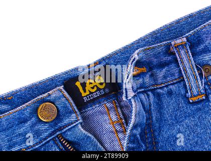 Chisinau, Moldawien 17. Februar 2017: Nahaufnahme des Lee Buttons auf der blauen Jeans. Denim-Jeans der Marke Lee. Es ist ein US-amerikanischer Hersteller, der im Jahr 1 gegründet wurde Stockfoto