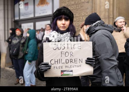 Eine Frau hält ein Banner mit der Aufschrift: GERECHTIGKEIT FÜR KINDER BEFREIT PALÄSTINA. Bei der Kundgebung Solidarität mit Palästina in Warschau, Polen 2023/11/18, marschierten einige Hunderte von Menschen durch Warschau, um Solidarität mit Palästina im anhaltenden Konflikt zwischen Israel und Palästina zu zeigen. Solidarität mit der Palästinenserkundgebung in Warschau, Polen 2023/11/18 Copyright: XMarekxAntonixIwanczukx MAI02202 Credit: Imago/Alamy Live News Stockfoto