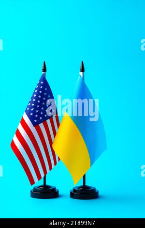 Kleine Fahnen der USA und der Ukraine auf Fahnenmasten aus nächster Nähe Stockfoto