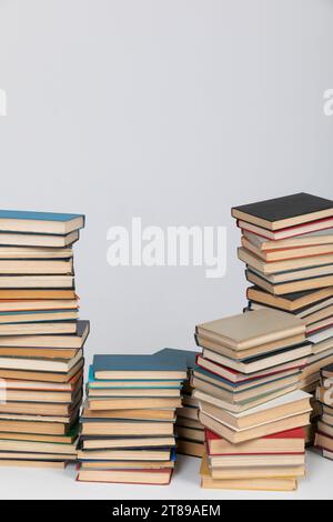 Wissenschaftswissen, das viele Bücher auf weißem Hintergrund in der Bibliothek im Büro liest Stockfoto