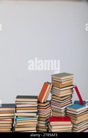 Viele Bücher auf weißem Hintergrund in der Bibliothek im Büro des Wissenschaftslesens Stockfoto