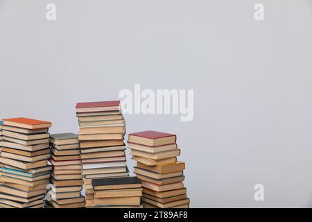 Viele Bücher auf weißem Hintergrund in der Bibliothek im Büro des Wissenschaftslesens Stockfoto