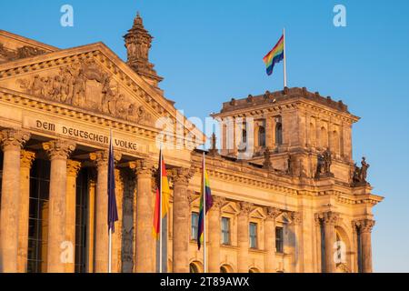 Homosexuelle Stolz-Fahnen über dem Reichstag, Berlin Stockfoto