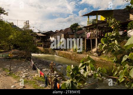 Fluss und Brücken mitten in Bukit Lawang, Sumatra, Indonesien Stockfoto