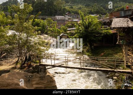 Fluss und Brücken mitten in Bukit Lawang, Sumatra, Indonesien Stockfoto