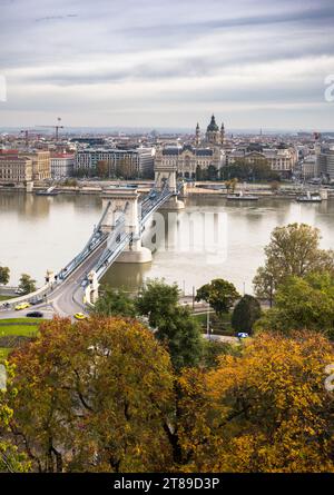 Der Blick vom Burgviertel in Buda über die Donau bietet ein faszinierendes Panorama auf Budapests Wahrzeichen. Stockfoto