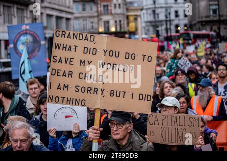 London, Großbritannien. November 2023. Die Demonstranten halten während des marsches Plakate, die ihre Meinung zum Ausdruck bringen. Just Stop Oil Aktivisten hatten ihren letzten märz der dreiwöchigen Kampagne in Zentral-London. Viele Menschen schlossen sich ihrem Protest gegen die Extinction Rebellion an, um zu fordern, keine Investitionen in fossile Brennstoffe mehr zu tätigen. Quelle: SOPA Images Limited/Alamy Live News Stockfoto