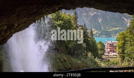 Giessbach, Schweiz - 18. Juni 2022: Panoramablick von den giessbachwasserfällen auf Brienzersee, Hotel und Berge, schweiz Stockfoto