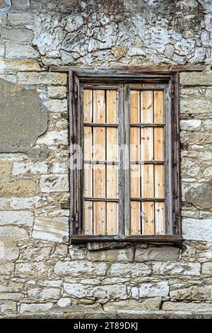Altes geschlossenes Fenster mit Holzläden. Limassol. Zypern. Stockfoto