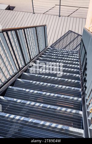 Modernes Design, Metalltreppe, Treppe für Feuerleiter mit Geländer Stockfoto