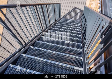 Modernes Design, Metalltreppe, Treppe für Feuerleiter mit Geländer Stockfoto