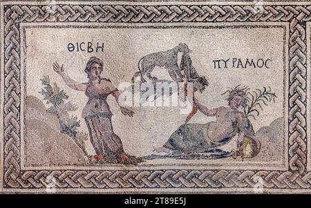 Mosaik aus dem Atrium des Hauses Dionysos mit Bildern von Pyramus und Thisbe. Paphos. Zypern. Inschriften von links nach rechts: „Thisbe, Pyramus“ Stockfoto