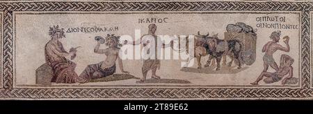 Mosaik aus dem Atrium des Hauses Dionysos. Paphos. Zypern. Die Inschriften enthalten die Namen der alten Helden - Dionysos, Akme, Ikariy, First Stockfoto