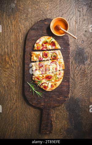 Flammkuchen mit Feigen, roten Zwiebeln, weichem Ziegenkäse und Honig Stockfoto