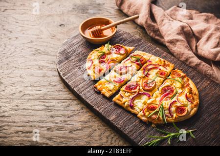 Flammkuchen mit Feigen, roten Zwiebeln, weichem Ziegenkäse und Honig Stockfoto