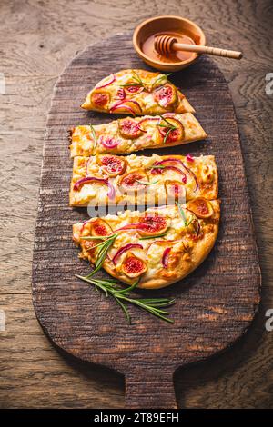 Flammkuchen mit Feigen, roten Zwiebeln, weichem Ziegenkäse und Honig Stockfoto